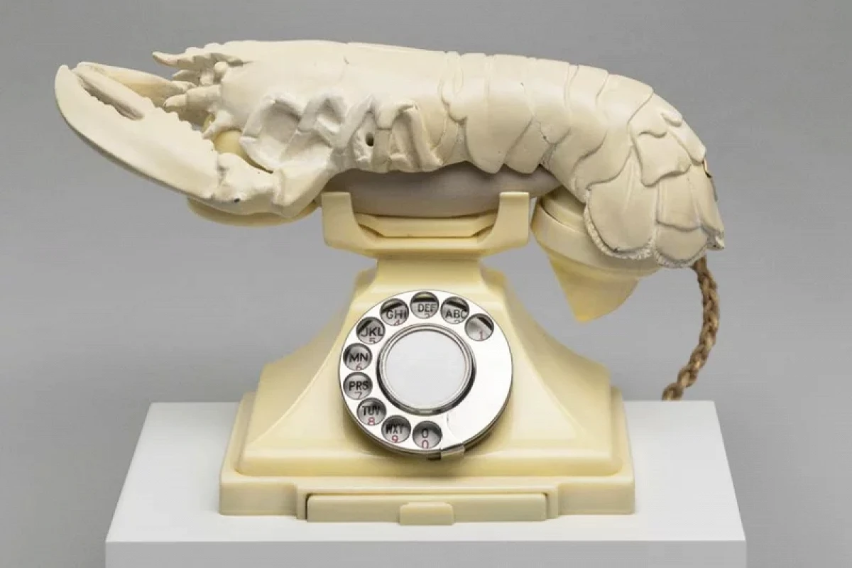 Музей во Флориде воссоздал телефон-лобстер Сальвадора Дали, который отвечает абонентам голосом художника