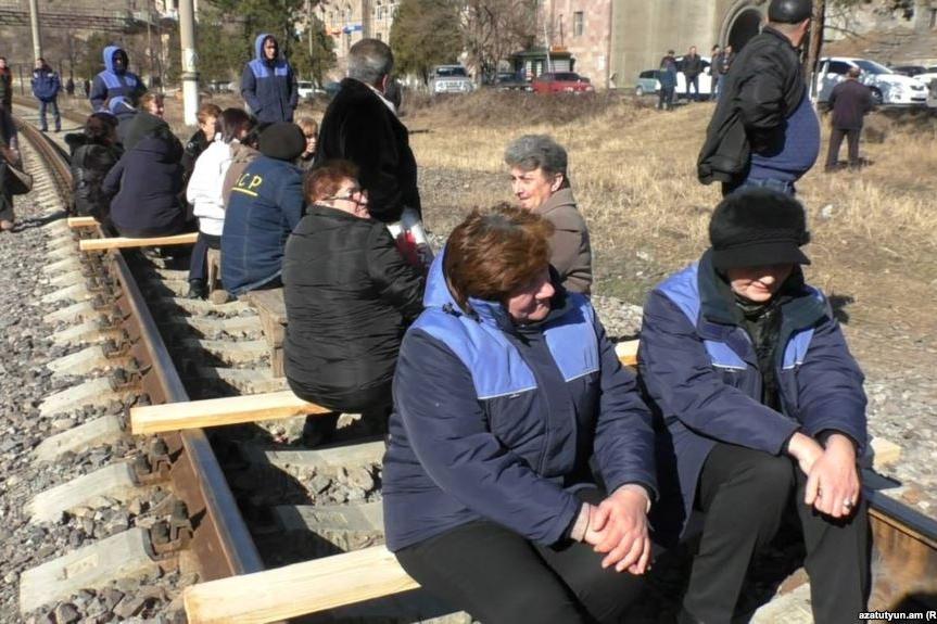 «В Алаверди катастрофическая ситуация»: сотрудники комбината перекрыли железную дорогу