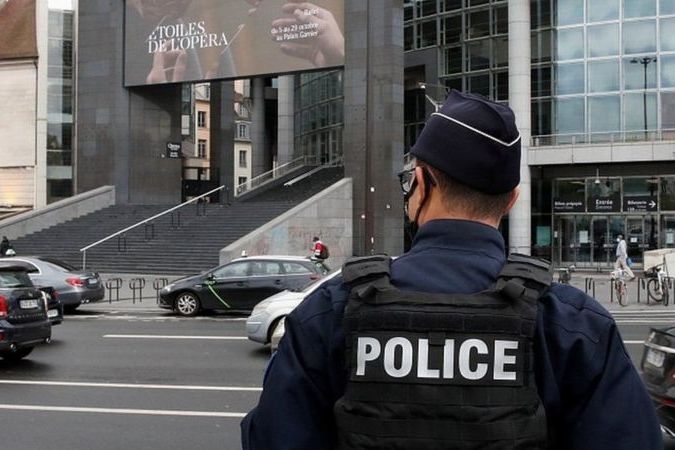 Пятничная атака на прохожих в Париже признана терактом: задержано семь человек