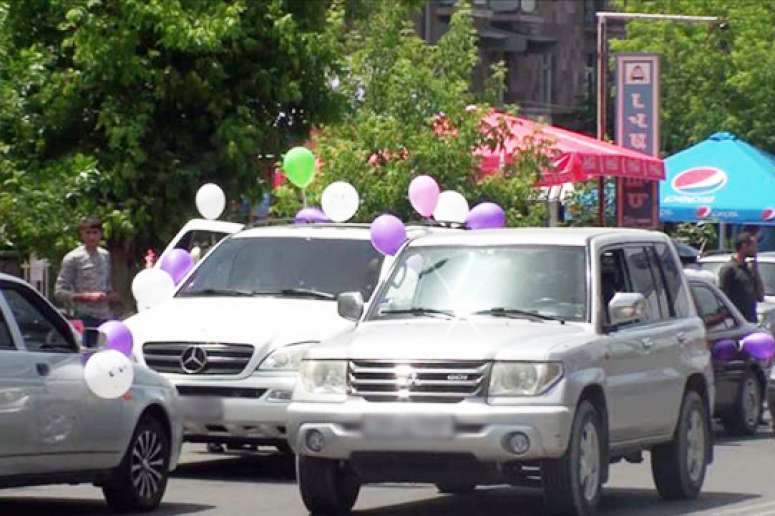18։00-ի դրությամբ հատուկ տարածքներ տեղափոխված 57 մեքենայից 48-ի ղեկին եղել են անչափահասներ․ ՃՈ-ն՝ «Վերջին զանգի»-ն հսկողությամբ