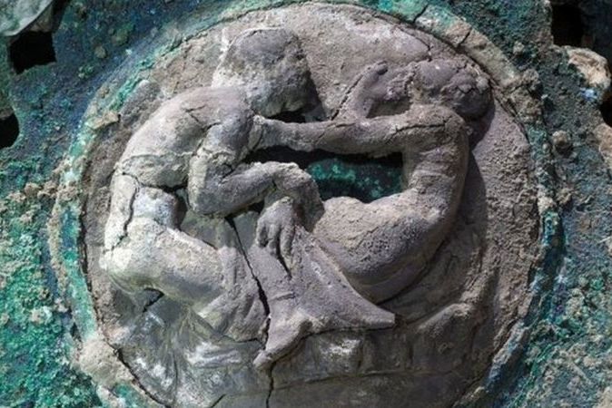 Первая подобная находка в Италии: на раскопках в Помпеях нашли прекрасно сохранившуюся церемониальную колесницу