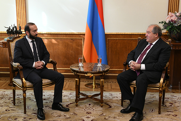 Երկրում լարվածության թուլացման նպատակով նախագահ Սարգսյանը հանդիպել է ԱԺ նախագահի, խմբակցությունների ղեկավարների հետ 