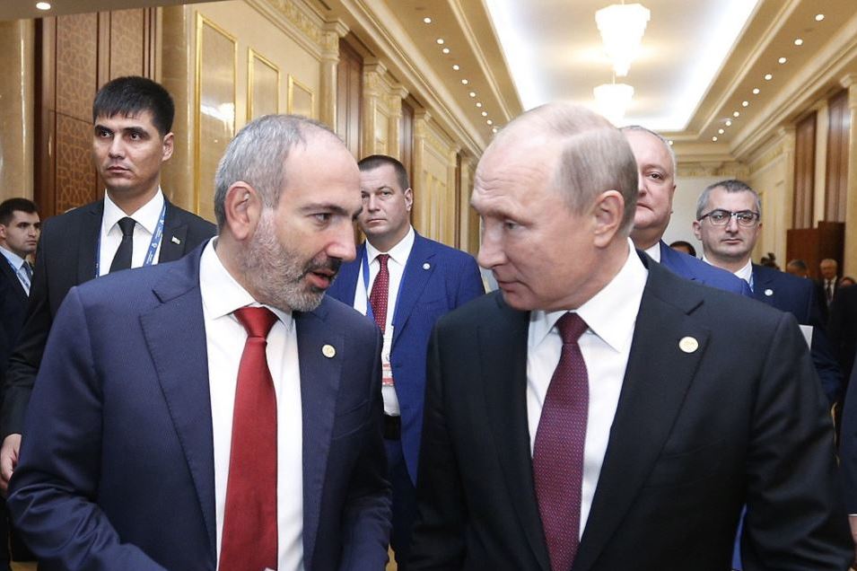 Пашинян обсудил с Путиным по телефону ситуацию на линии соприкосновения в Арцахе
