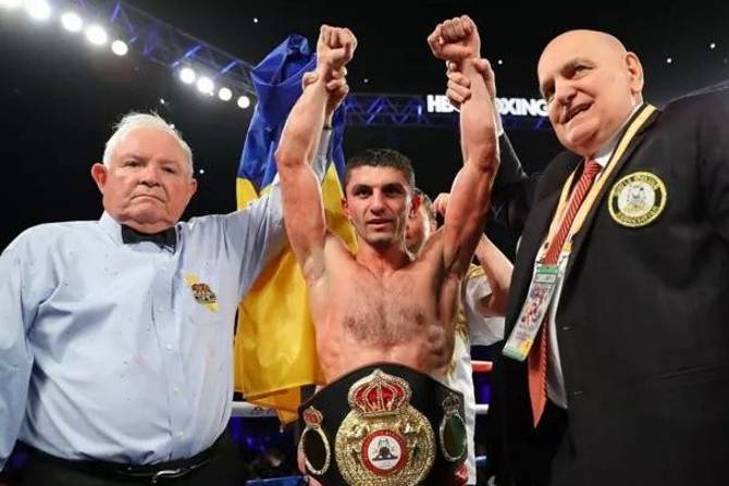 Боксер Артем Далакян нокаутом защитил чемпионский титул WBA