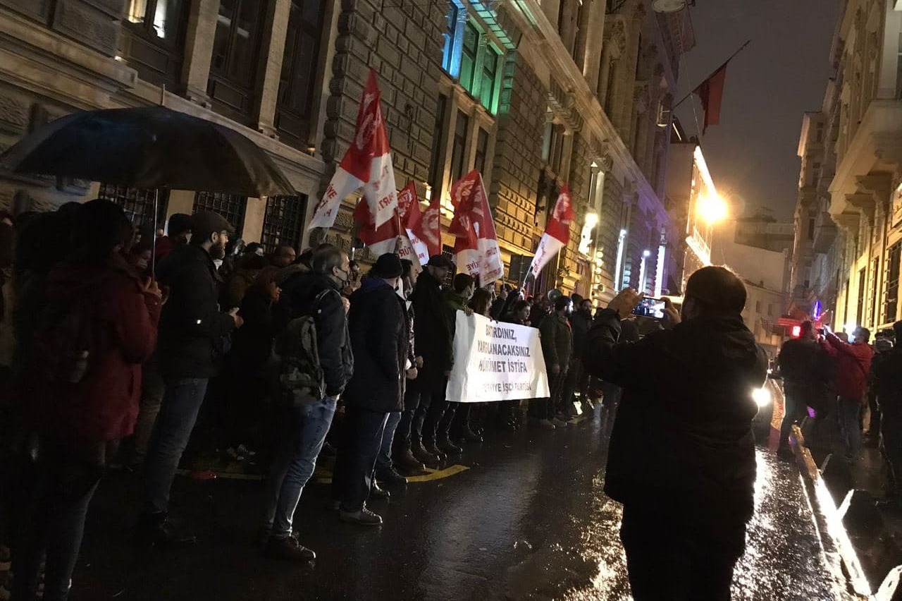 В Турции начались стихийные акции протеста с требованием отставки Эрдогана