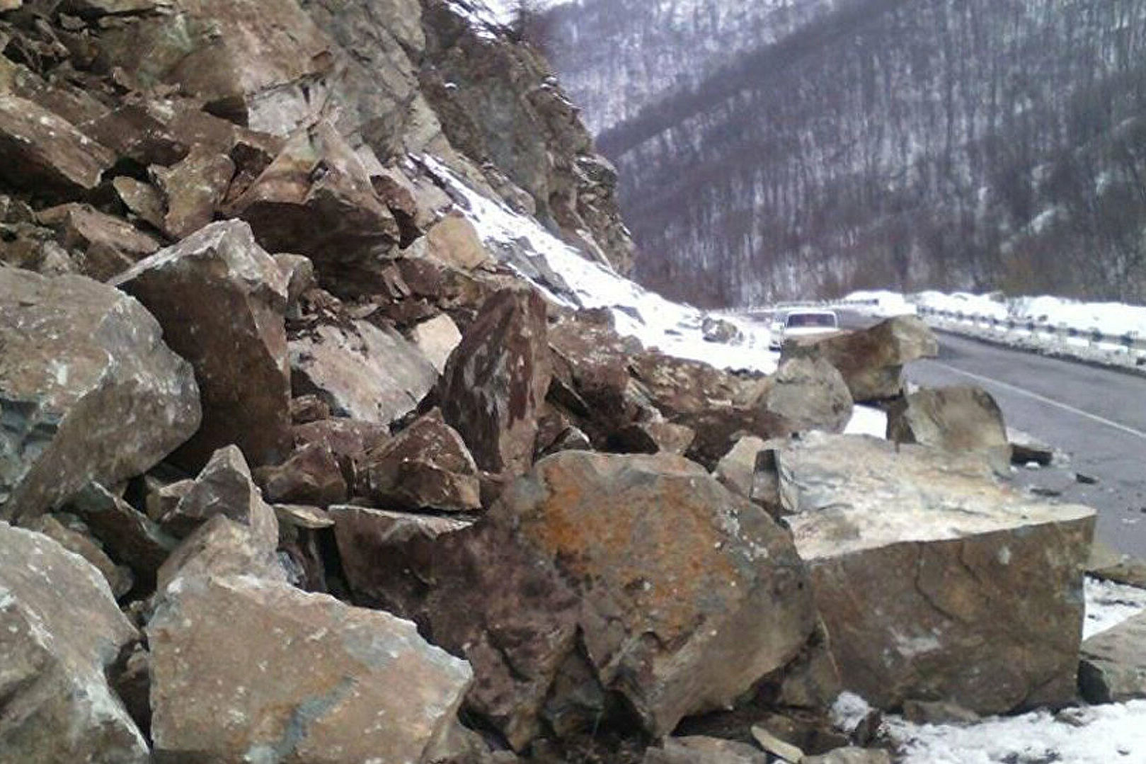 Дорога из села Зовуни в Корейское ущелье временно закрыта из-за камнепада