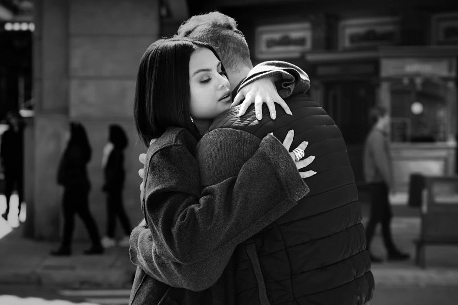 Let Somebody Go: рок-группа Coldplay и Селена Гомес выпустили совместный трек 