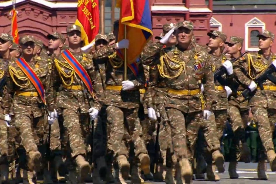 Медаль с флагом Арцаха на груди армянского полковника на параде в Москве подняла истерию в Азербайджане