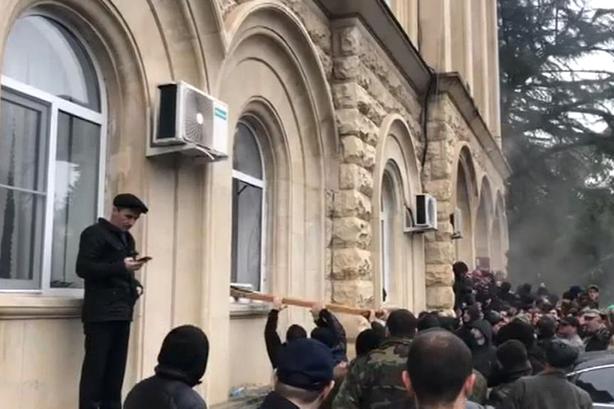 Здание администрации президента Абхазии разграблено