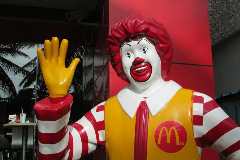 Разведенного главу McDonald's уволили за любовную связь с подчиненной